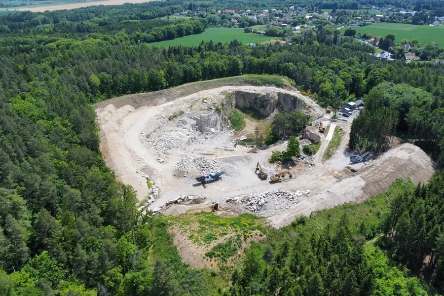 Lom Žernovka z dronu uprostřed lesa