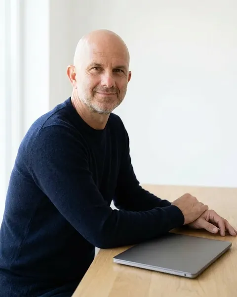 Michal Mikeš, zakladatel a CEO Pixel Inovation, u stolu