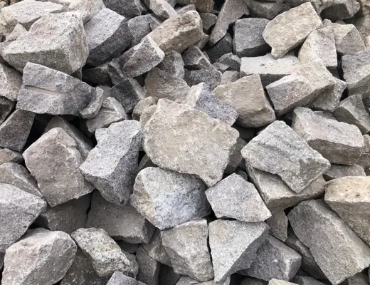 Soklový kámen z lomu Žernovka
