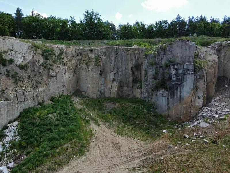 Žulová stěna lomu Žernovka s porostem na dně